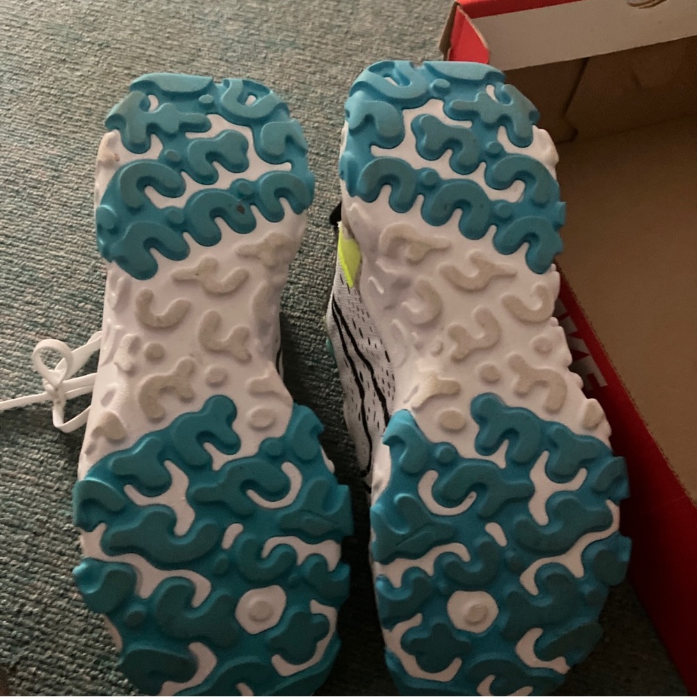 Nike React Worldwide (GS SIZE 5)